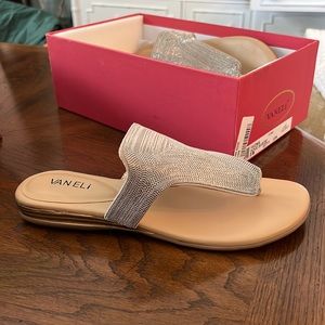 Vaneli Yvona Dove 9M Silver Thong Sandals EUC